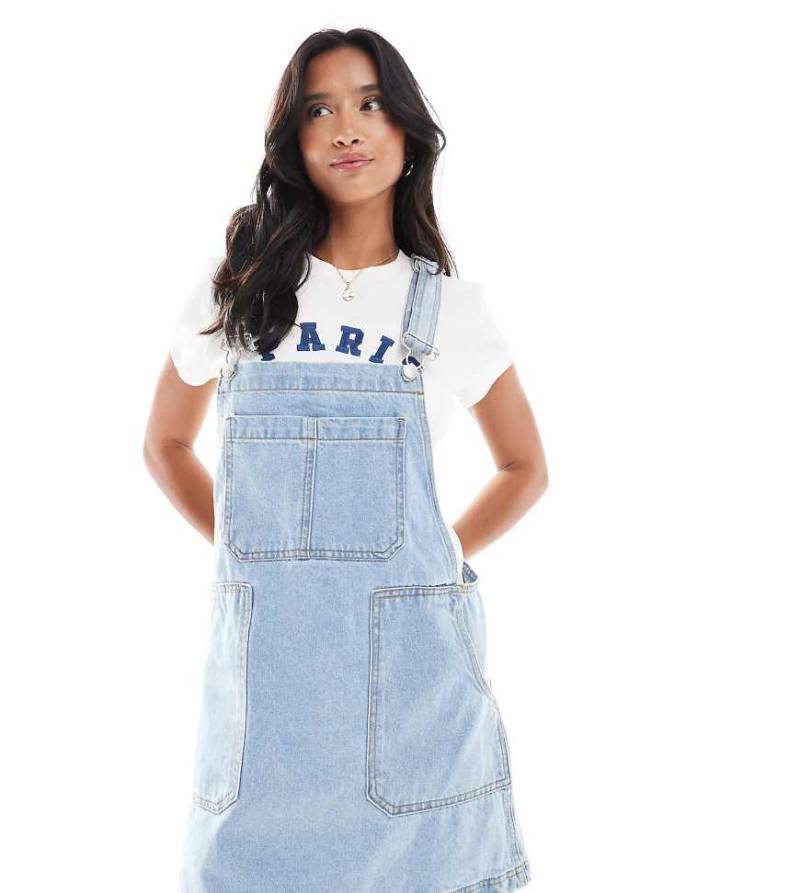 DTT Petite - Jeans-Latzkleid in Hellblau mit Taschendetail-Neutral von Don't Think Twice