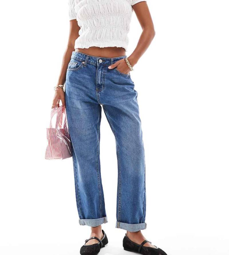 DTT Petite - Veron - Locker geschnittene Mom-Jeans in verwaschenem Mittelblau von Don't Think Twice