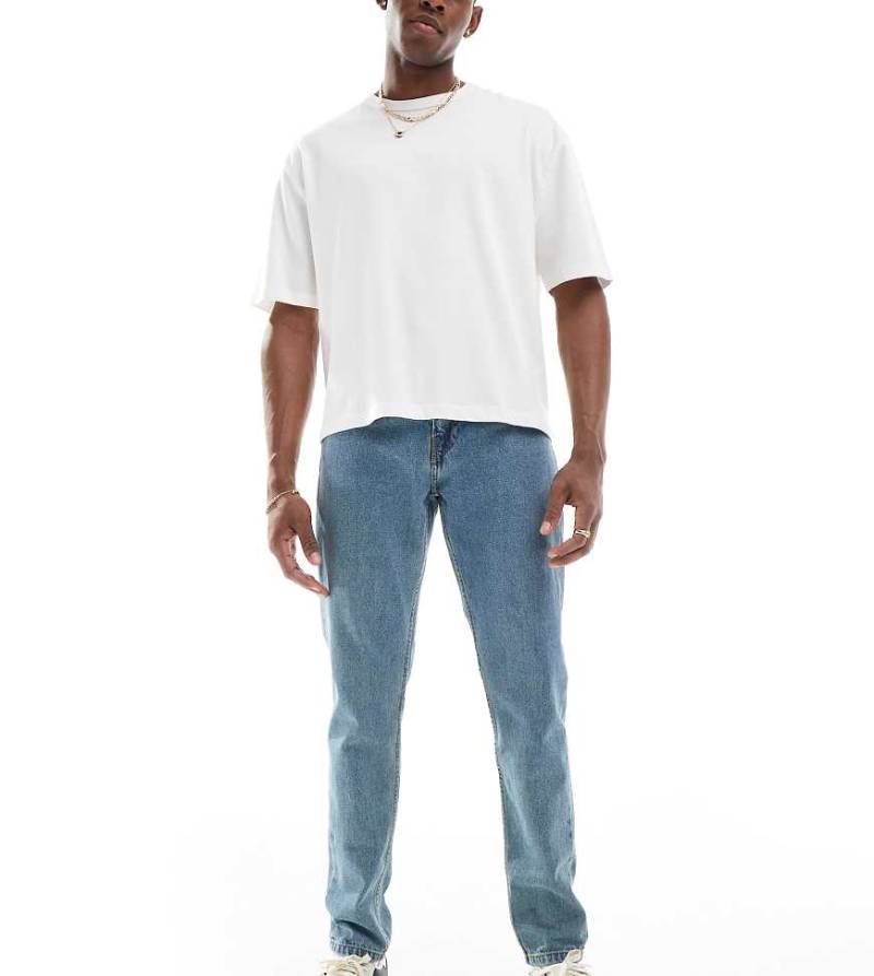 DTT Tall - Feste, schmal zulaufende Jeans in Mittelblau mit verkürztem Schnitt von Don't Think Twice