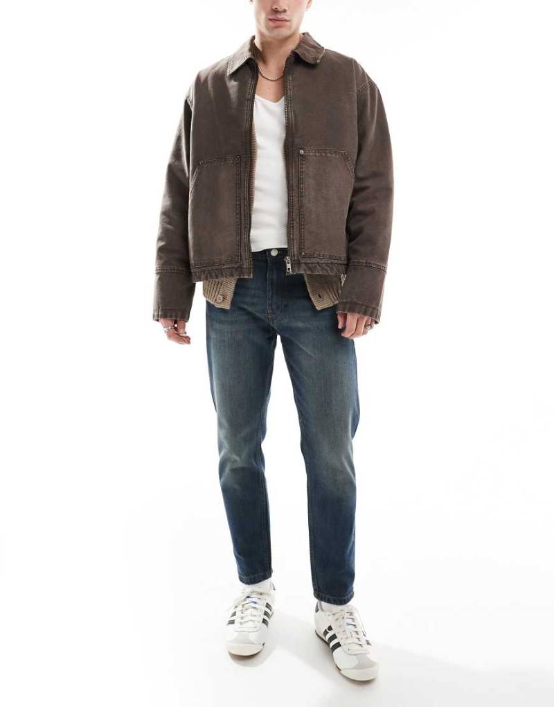 DTT - Verkürzte, schmal zulaufende Jeans aus festem Denim in dunkelblauer Vintage-Färbung-Marineblau von Don't Think Twice