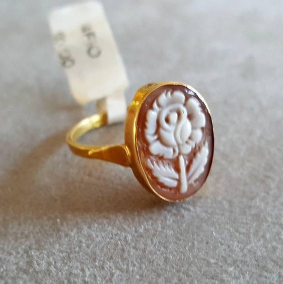 Anello Cammeo Sardonice in Oro Fiore Italiano Gioielli Donadio Cammei Conchiglia カメオリング Anillo Camafeo Bague Camée Anello Cammeo Sardonice in Oro Fiore Italiano Gioielli Donadio Cammei Conchiglia カメオリング Anillo Camafeo Bague Camée von DonadioCameo
