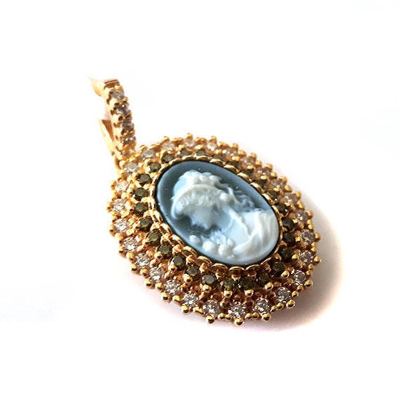 Blauer Achat Cameo Anhänger Vergoldetes Sterling Silber, Zirkonia-Rahmen von DonadioCameo