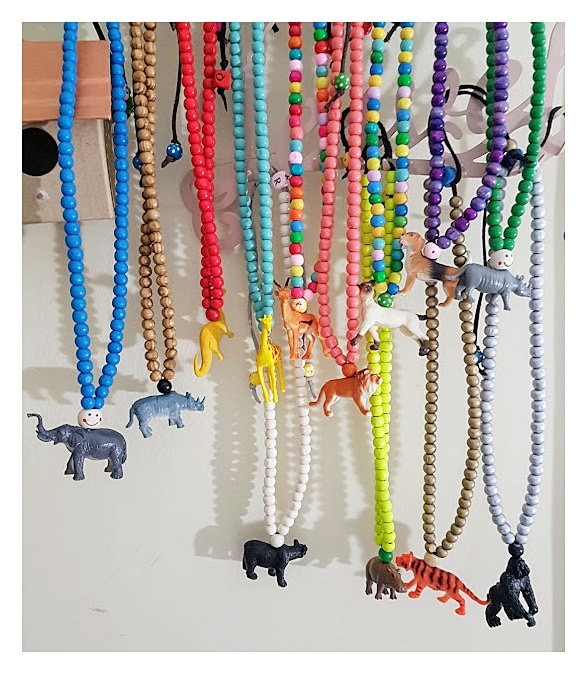Kinder Halskette Mit Farbigen Holzperlen Und Kleinen Tier Halskette.kinder Accessoire.kinder Halsketten.mädchen Schmuck.jungen Halskette von DongleDongle