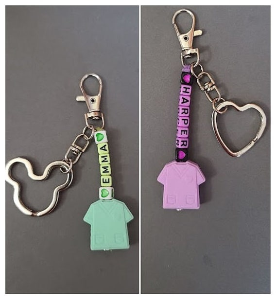 Krankenschwester Name Schlüsselanhänger/ Shirt Schlüsselanhänger/Name Schlüsselanhänger/Krankenschwester Uniform Keychain/Geschenk An von DongleDongle