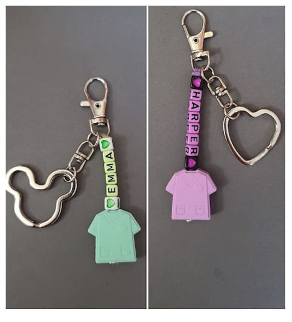Krankenschwester Name Schlüsselanhänger/ Shirt Schlüsselanhänger/Name Schlüsselanhänger/Krankenschwester Uniform Keychain/Geschenk An von DongleDongle