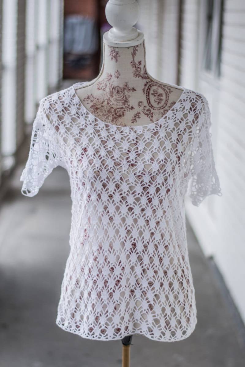 Gehäkelte Weiße Baumwollbluse/Sommerbluse Mit Kurzen Ärmeln von DonnaKnitwear