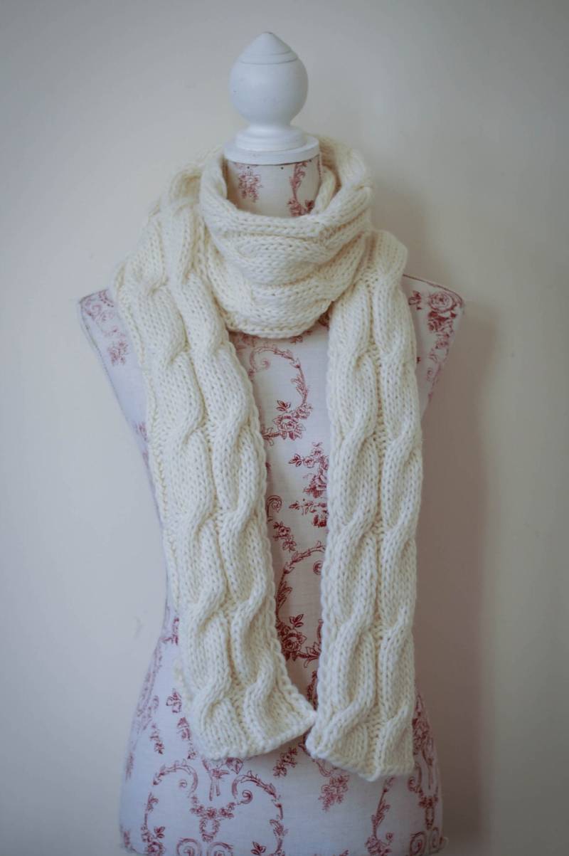 Gestrickter Schal in Cremeweiß von DonnaKnitwear