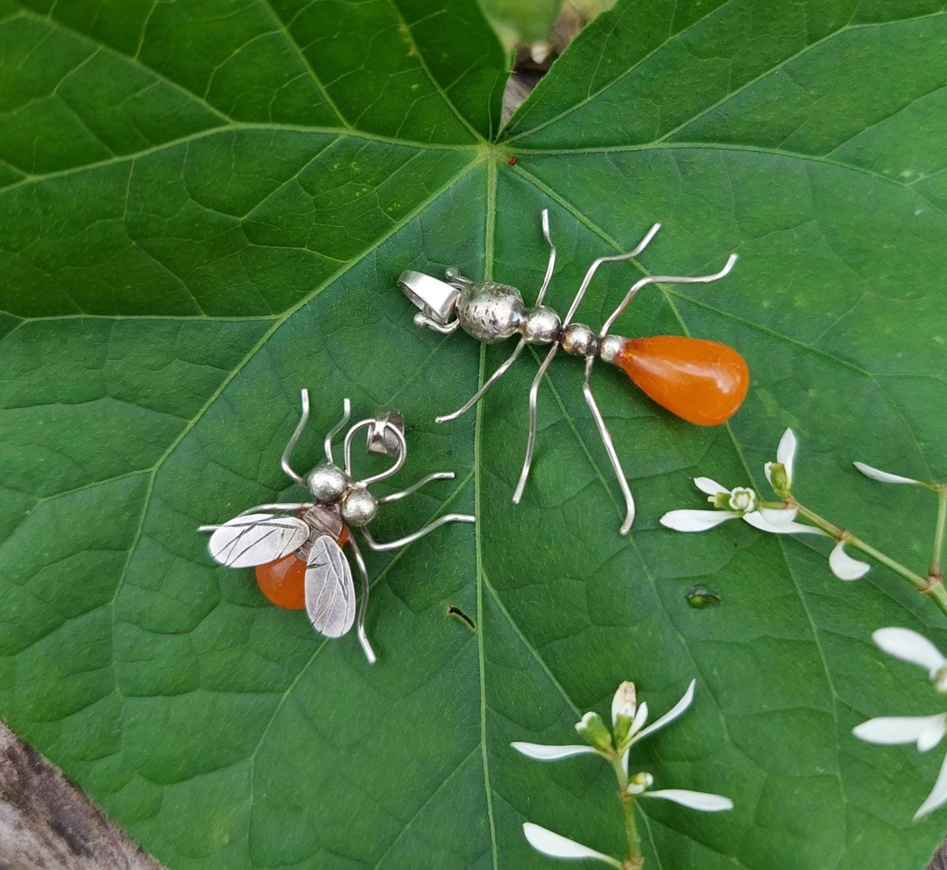 Käferanhänger Bernsteinanhänger Ameisenanhänger Insekt Insektenanhänger Silberanhänger Fruchtfliege Geschenkidee Lustiger Anhänger Käferanhänger Bernsteinanhänger Ameisenanhänger Insekt Insektenanhänger Silberanhänger Fruchtfliege Geschenkidee Lustiger Anhänger von DonnervogelSchmiede