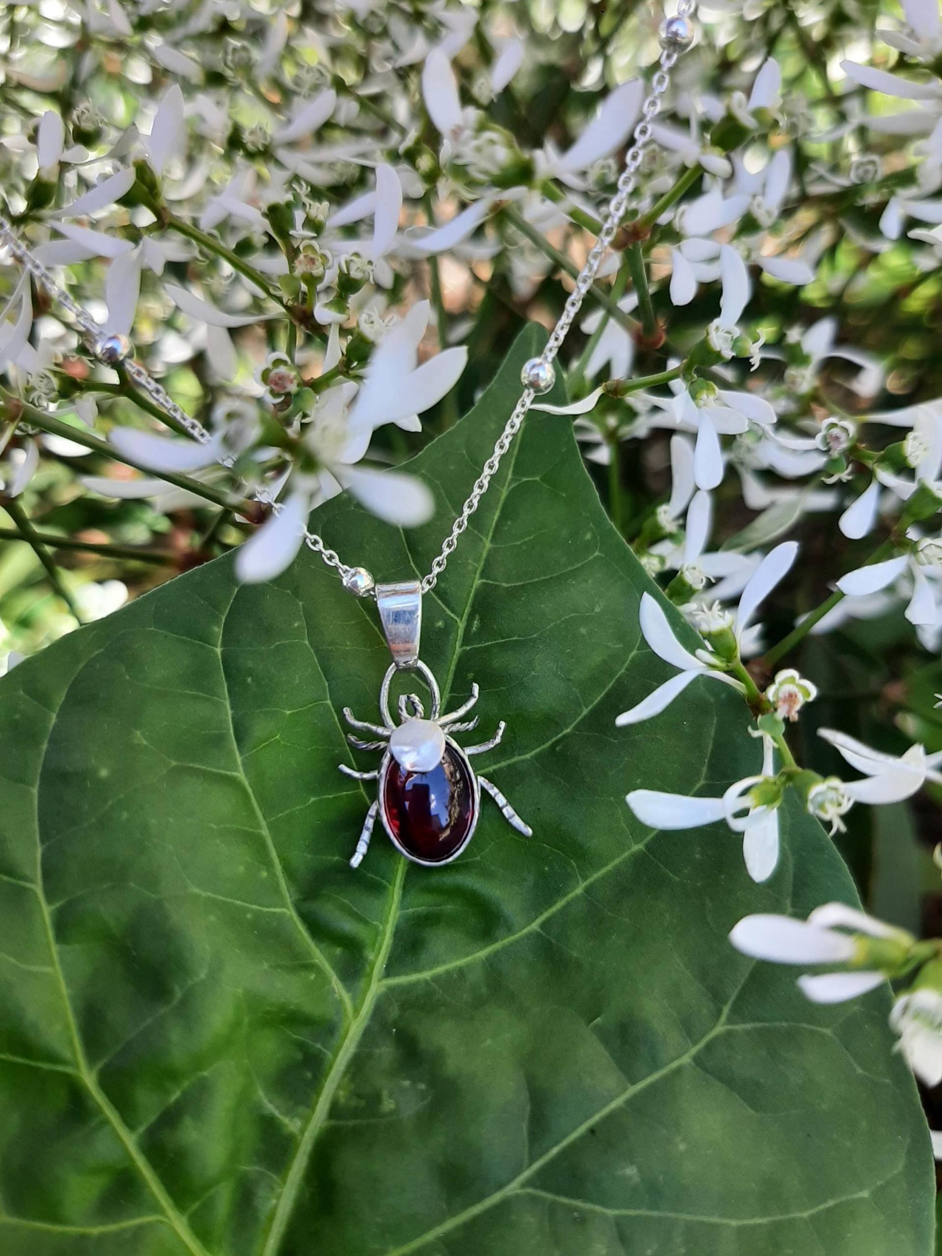 Käferanhänger Silberanhänger Edelsteinanhänger Rhodolith Zeckenanhänger Insektenschmuck Tieranhänger Mit Dunkelrotem Edelstein Käferanhänger Silberanhänger Edelsteinanhänger Rhodolith Zeckenanhänger Insektenschmuck Tieranhänger Mit Dunkelrotem Edelstein von DonnervogelSchmiede