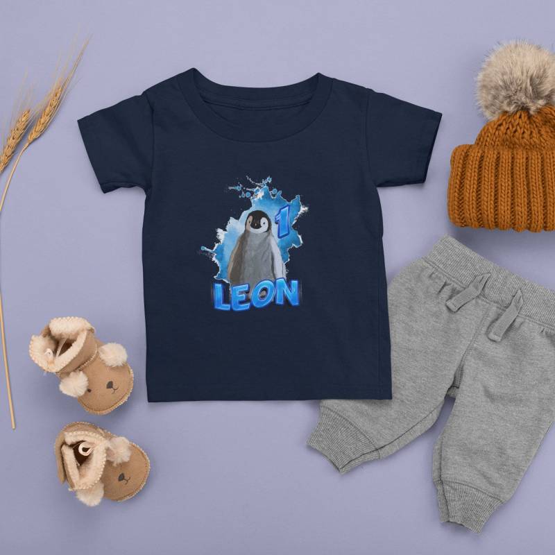 Pinguin Geburtstag | Personalisiert Mit Namen Und Jahreszahl Kinder Statement T-Shirt Spruch Kindershirt Für Kleinkinder von DonnerwetterDE