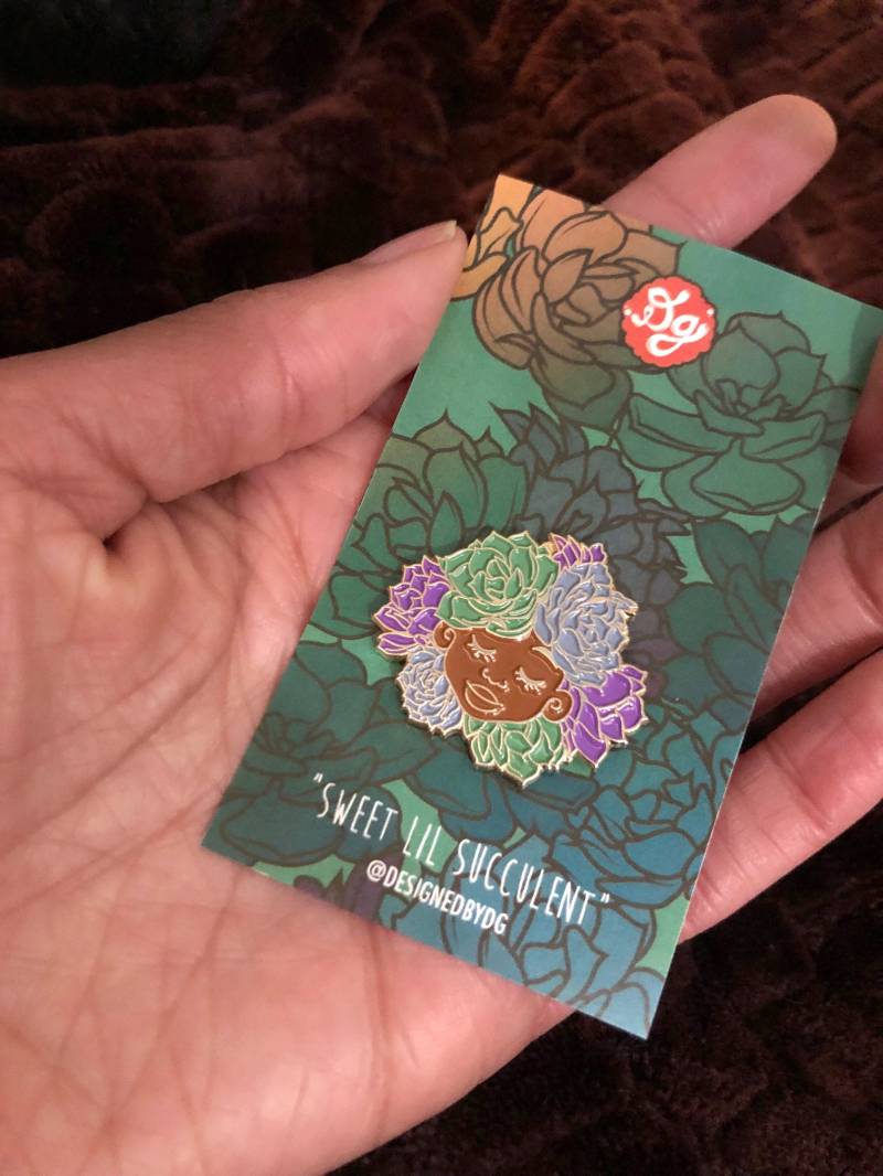 Süße Kleine Saftige Anstecknadel | Pflanzenliebhaber Mutter Natur Emaille Pin Schwarz Besitz Pflanzenbaby Geschenke Für Pflanzenmütter von DontStarveTheArtist