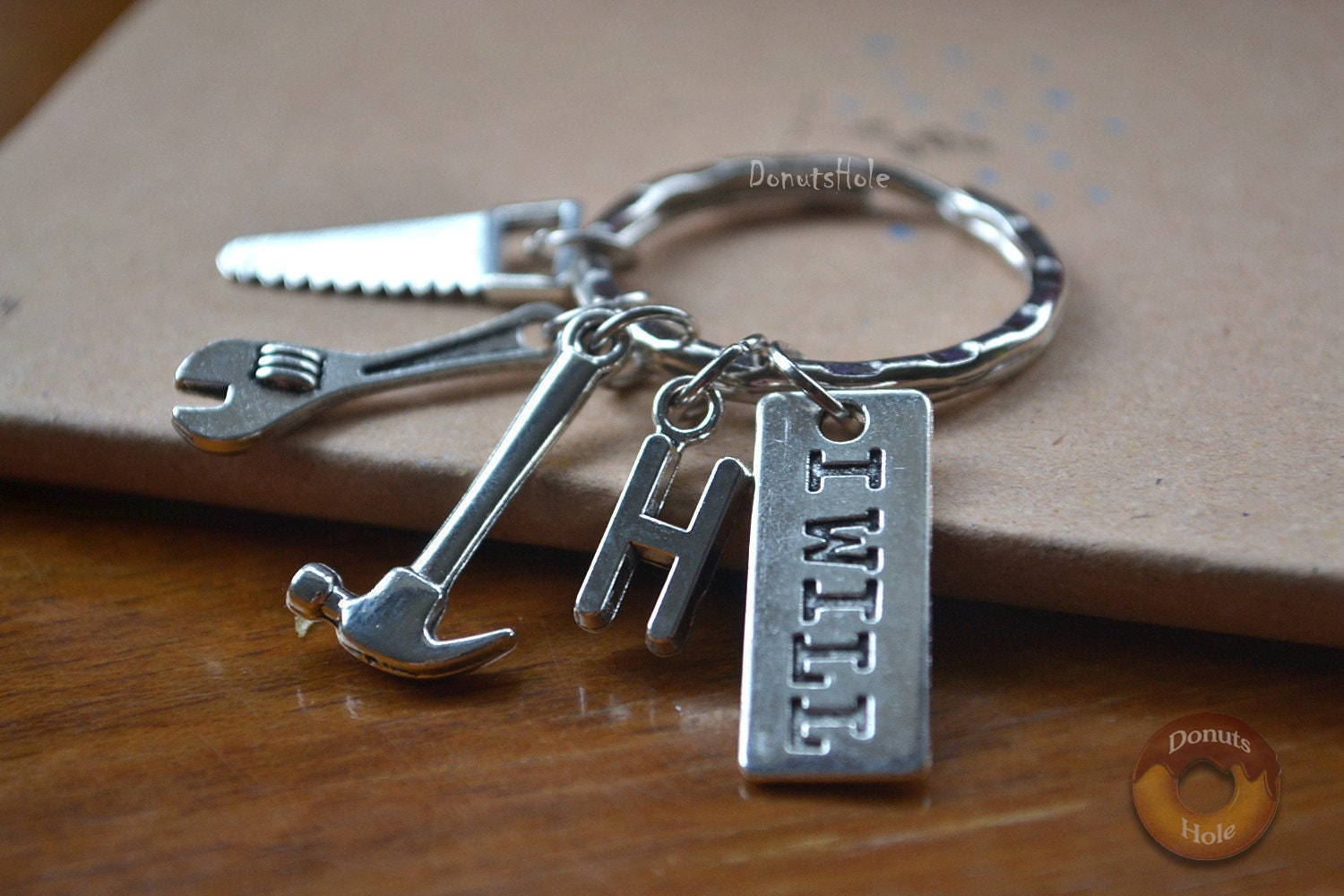 Benutzerdefinierte Werkzeuge Schlüsselanhänger, Name Initialen Monogramm Schlüsselring, Hammer Schraubenschlüssel Säge Autoschlüssel Halter von DonutsHole