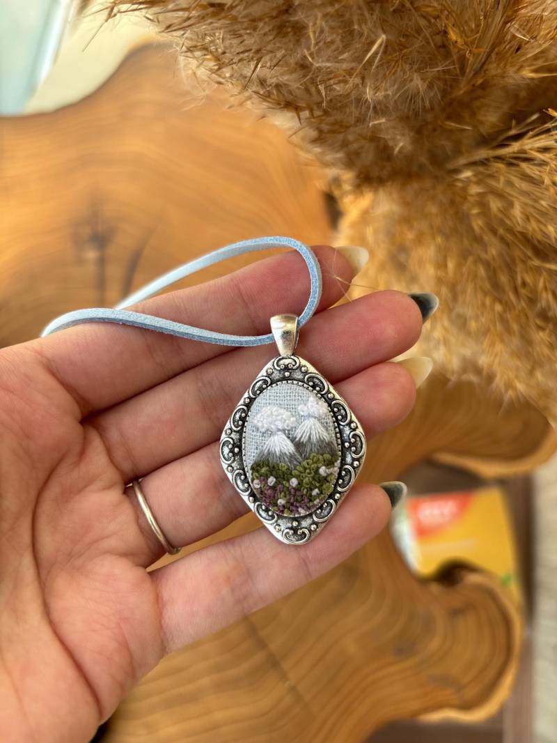 Bergkette Handbestickt - Naturschmuck Wandergeschenk Handgefertigter Anhänger Bergkette Handbestickt - Naturschmuck Wandergeschenk Handgefertigter Anhänger von DonysDreams