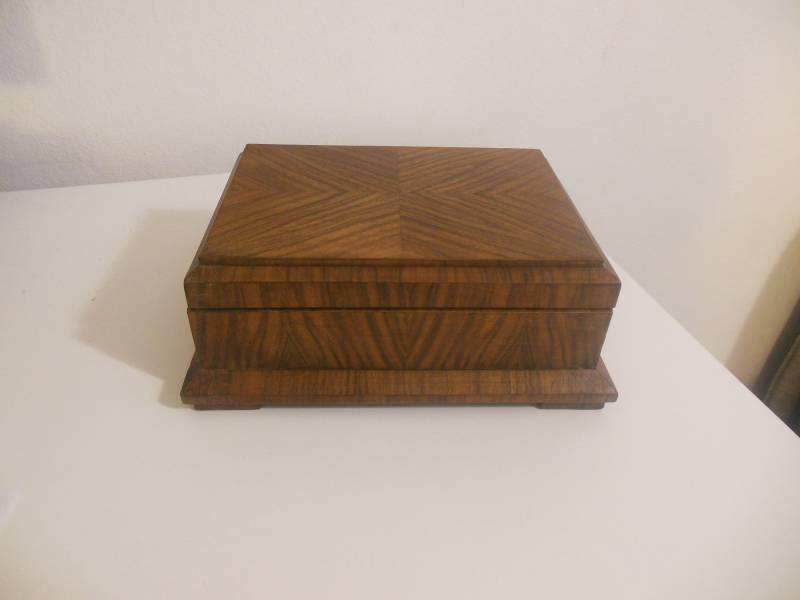 Art-Deco-Schmuck-Box in Nussbaumfurnier, 1920Er Jahre von Doodda