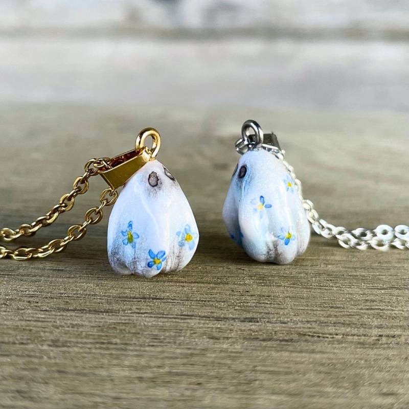 Handgemachte Kleine 3D-Geist Halskette | Wunderlicher Halloween Schmuck Gruselzeit Geschenk Handbemalter Anhänger Mit Bunten Blumen von DoodleDell