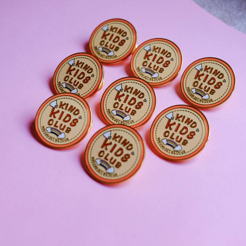 Kind Kids Club Logo Hard Enamel Pin Spread Freundlichkeit von DoodleTwinsStudio