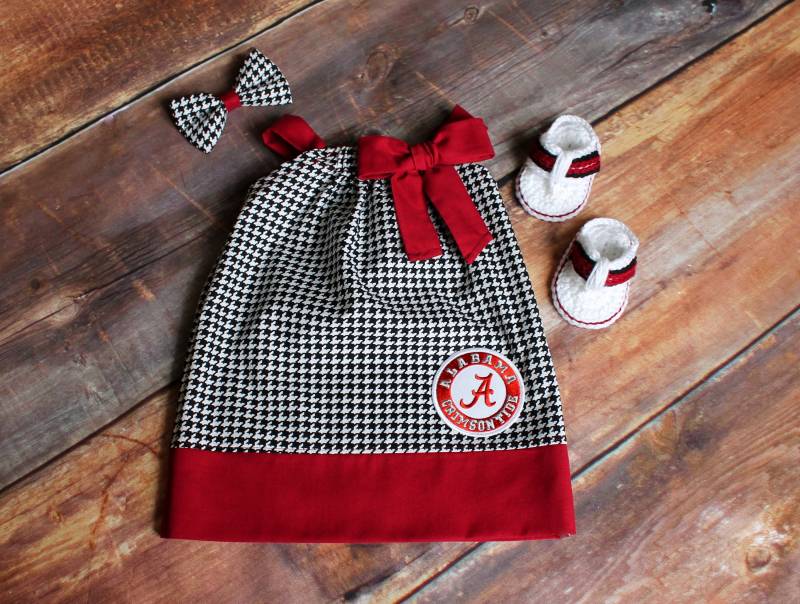 Alabama Crimson Tide Kissenbezug Kleid Outfit Neugeborene Baby Kleinkind Kind Mädchen Säugling Hahnentritt Dunkelrot Weiß Bilder Geburtstag von DoodlebugsDrumsticks