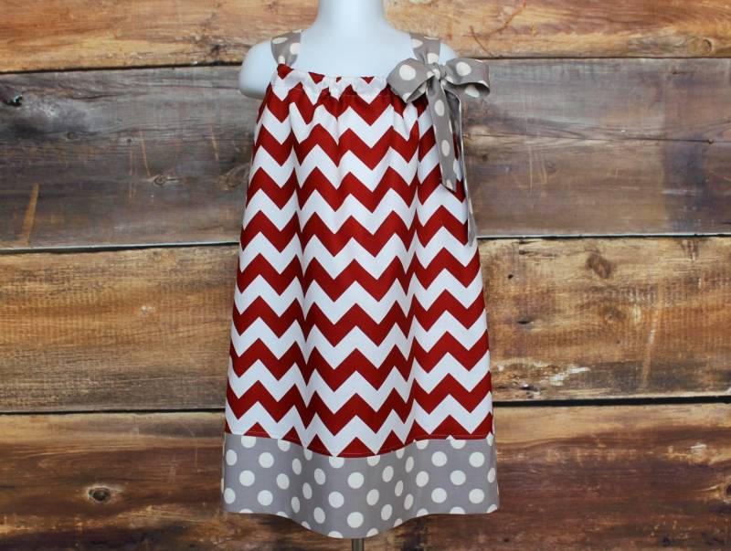 Alabama Crimson Tide Kleid Neugeborenes Baby Kleinkind Säugling Mädchen Grau Rot Tampa Bay Buccaneers Kissenbezug von DoodlebugsDrumsticks