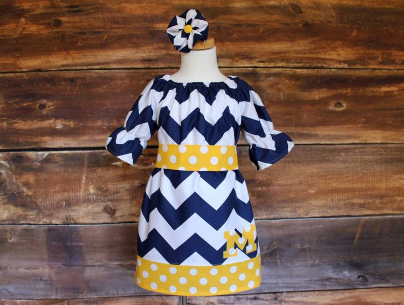 Michigan Wolverines Inspiriert Marine Chevron Bauernkleid/Gelb Polka Dot - Neugeborene Neines Kind Größe 11/12 Baby Kleinkind Mädchen Tween von DoodlebugsDrumsticks