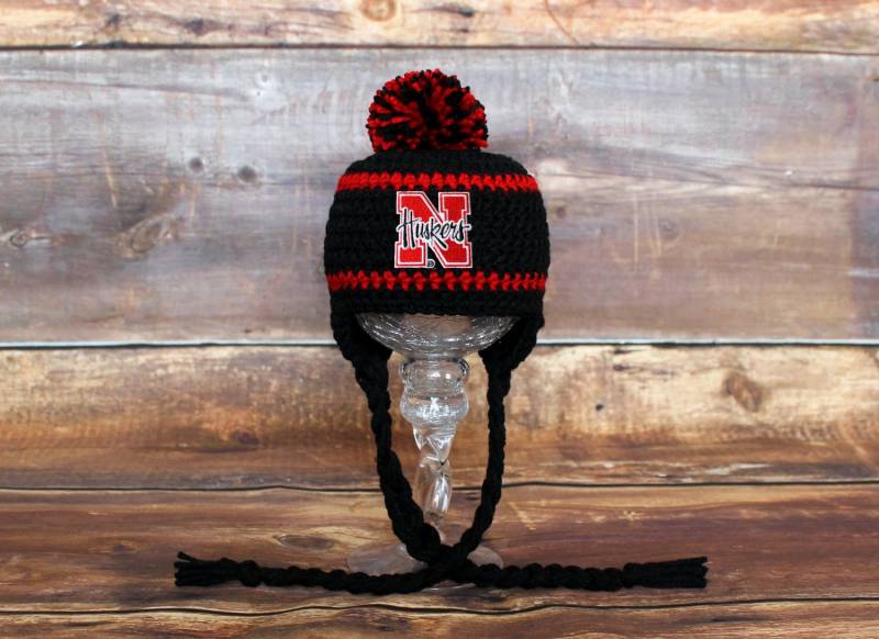 Nebraska Huskers Stocking Hat Mit Pom-Pom - Größe Newborn To Child Husker Hut Säugling Kinder Strickmütze Baby Kleinkind Blackshirts Cornhuskers von DoodlebugsDrumsticks
