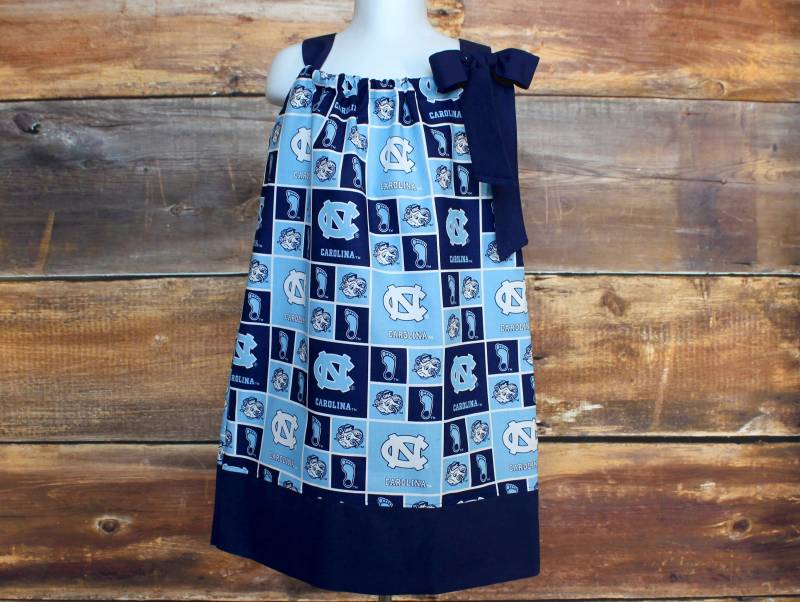 North Carolina Tarheels Kleid - Neugeborene Baby Kleinkind Säugling Kind Größe 11/12 Mädchen Kissenbezug Passend Stirnband Haarclip von DoodlebugsDrumsticks