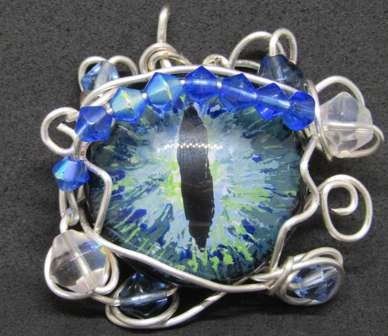 Aqua Dragon Eye Halskette || Draht-Anhänger Gothic Schmuck Steampunk Fantasy Geek Geschenk Aqua Dragon Eye Halskette || Draht-Anhänger Gothic Schmuck Steampunk Fantasy Geek Geschenk von DoodlesandDragons