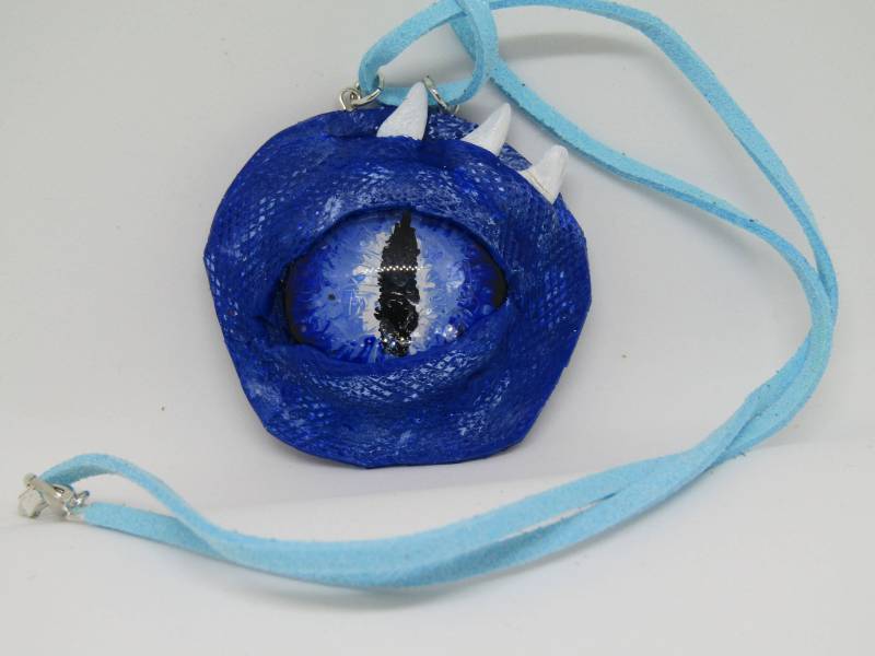 Blau Ton Dragon Eye Halskette || Fimoanhänger Gothic Schmuck Steampunk Fantasy Geek Geschenk von DoodlesandDragons