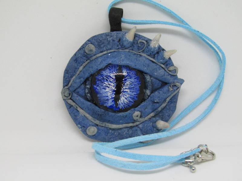 Gefrorene Ton Dragon Eye Halskette || Fimoanhänger Gothic Schmuck Steampunk Fantasy Geek Geschenk Gefrorene Ton Dragon Eye Halskette || Fimoanhänger Gothic Schmuck Steampunk Fantasy Geek Geschenk von DoodlesandDragons
