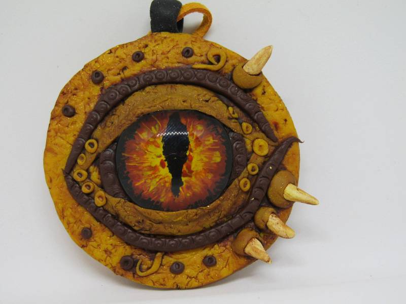 Golden Ton Drachenauge || Fimoanhänger Gothic Schmuck Steampunk Fantasy Geek Geschenk Golden Ton Drachenauge || Fimoanhänger Gothic Schmuck Steampunk Fantasy Geek Geschenk von DoodlesandDragons