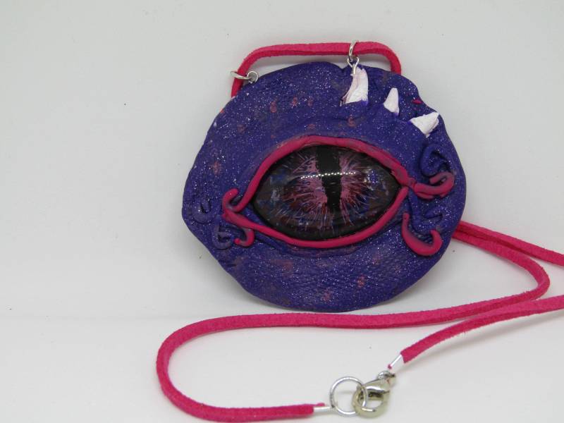 Lila Ton Drachen Auge Halskette || Fimoanhänger Gothic Schmuck Steampunk Fantasy Geek Geschenk von DoodlesandDragons
