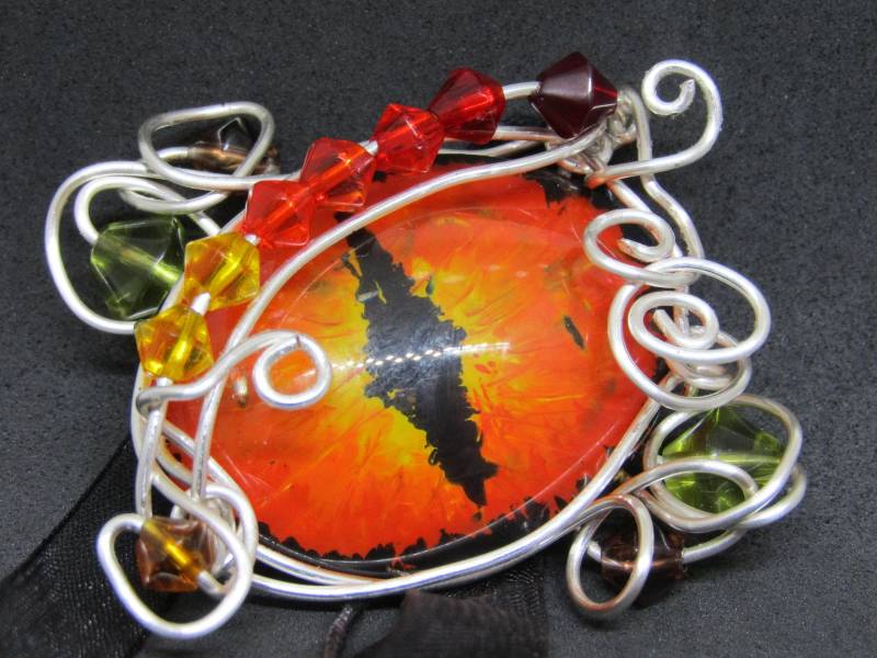 Red Fire Dragon Eye Halskette || Draht-Anhänger Gothic Schmuck Steampunk Fantasy Geek Geschenk Red Fire Dragon Eye Halskette || Draht-Anhänger Gothic Schmuck Steampunk Fantasy Geek Geschenk von DoodlesandDragons
