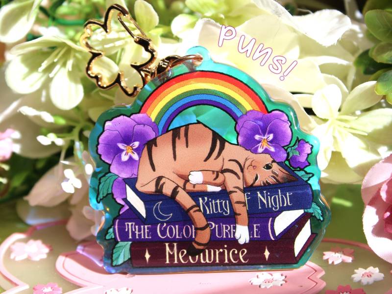 Getigerte Katze Mit Regenbogen Und Buch Wortspiel Charm Getigerte Katze Mit Regenbogen Und Buch Wortspiel Charm von DoomBloomArtGermany