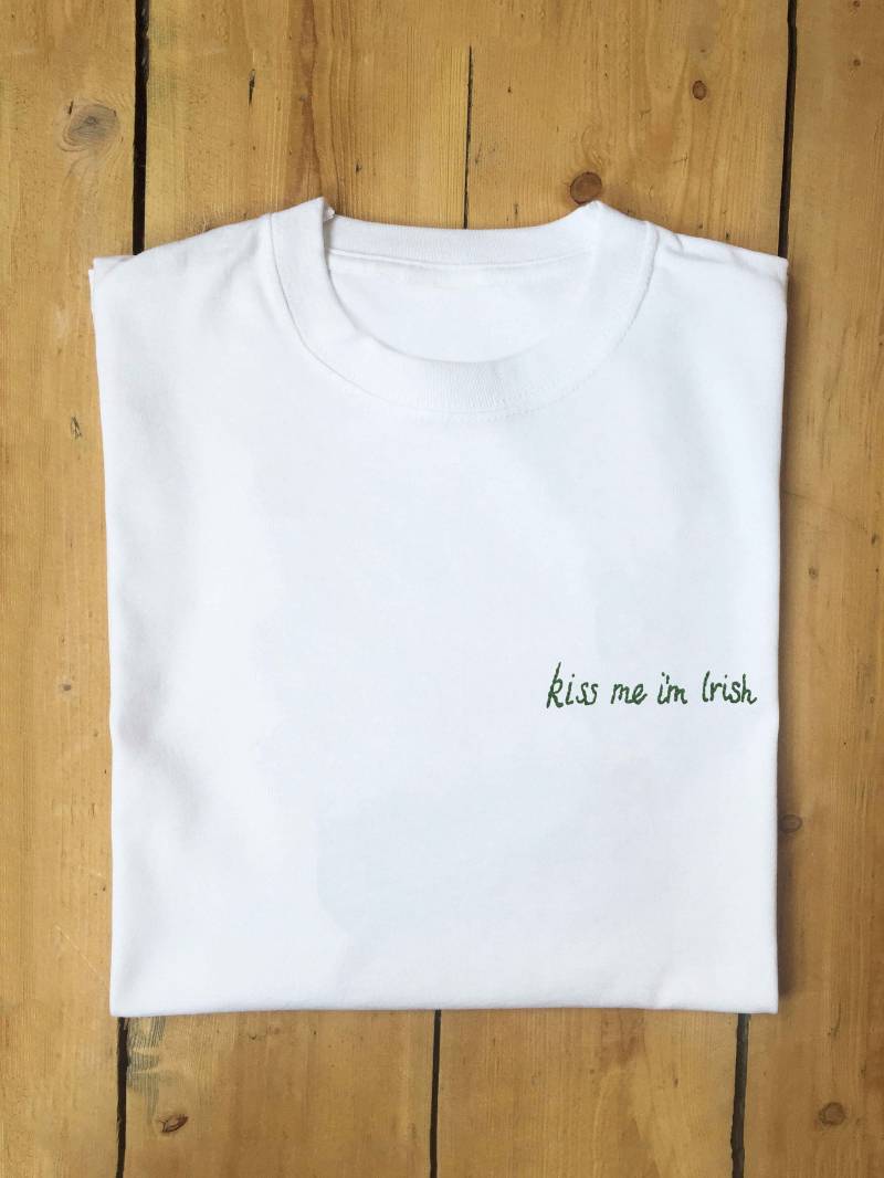 Kiss Me I'm Irish - Besticktes T-Shirt von DoonDuhVail