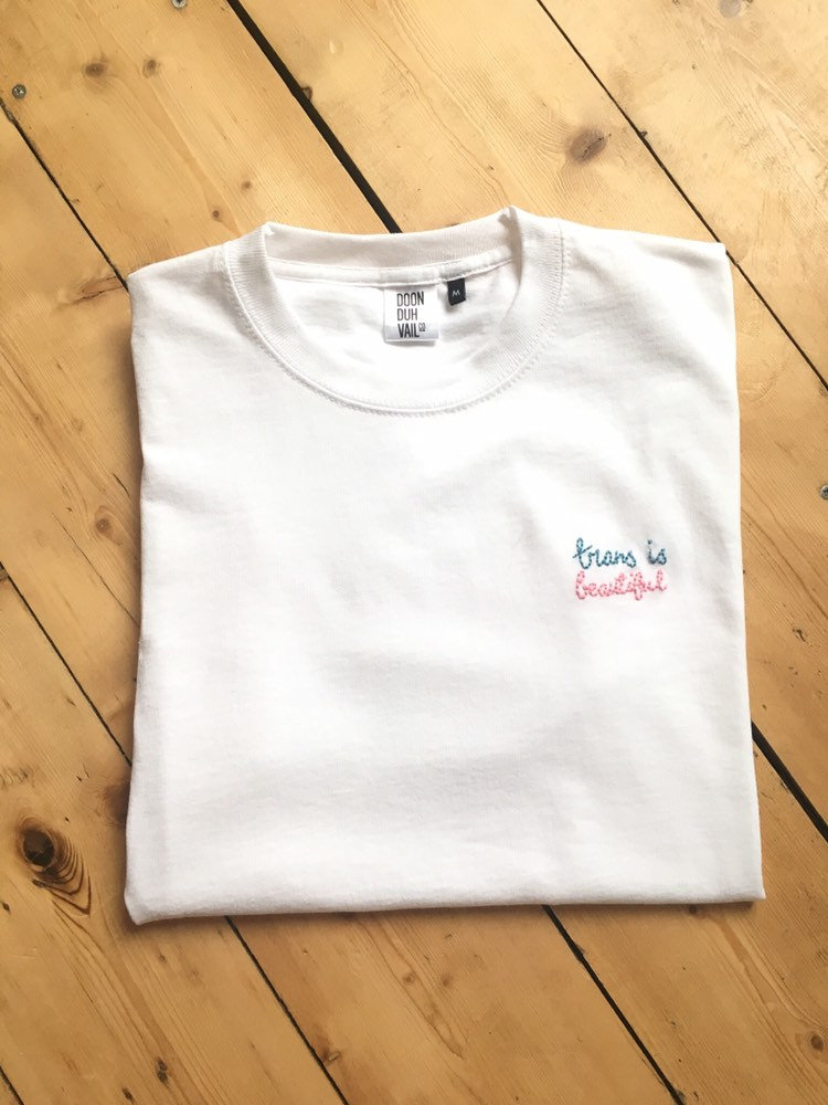 Trans Ist Schön - Bestickt-T-Shirt von DoonDuhVail
