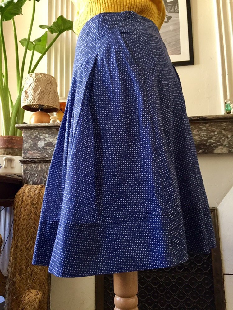 Hellblauer Frühlingskronenrock Mit Weißen Mini-Dreiecksmustern T 40 von DoowopVintageStudio