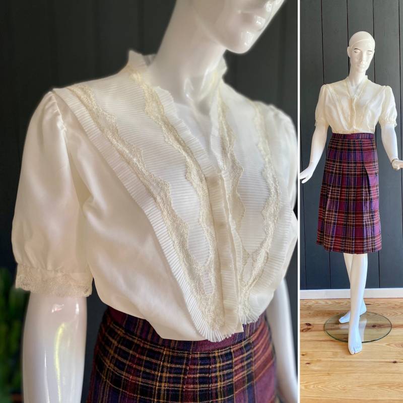 Vintage-Bluse Aus Den 60Er Jahren Elfenbeinfarbenem, Durchscheinendem Nylon Mit Jabot-Spitze, Eingefasst Plissierten Rüschen Und Perlmuttknöpfen von DoowopVintageStudio