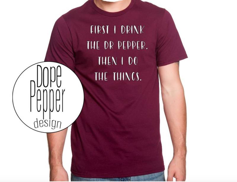 Zuerst Trinke Ich Den Dr Pepper Dann Mache Die Dinge Shirt, Pepper Fan Fürs Leben Zuerst Trinke Ich Den Dr Pepper Dann Mache Die Dinge Shirt, Pepper Fan Fürs Leben von DopePepperDesign