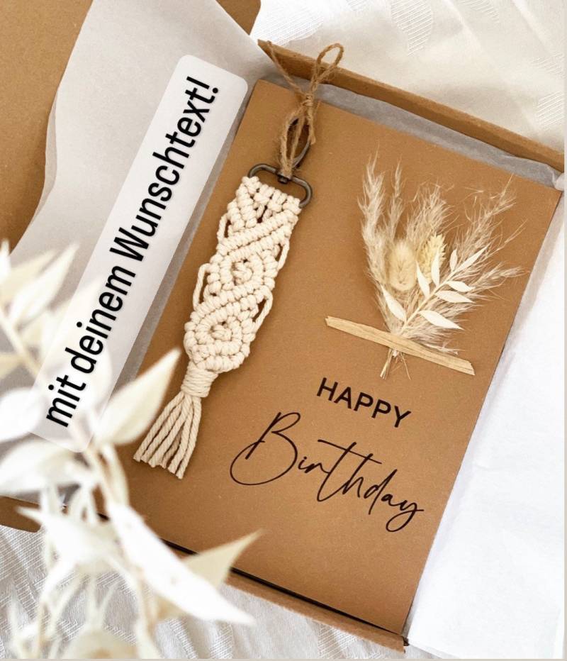 Makramee Schlüsselanhänger| Personalisierte Karte Mit Trockenblumen, Geburtstagsgeschenk Namen | Wunschtext von DoppelknotenMakramee