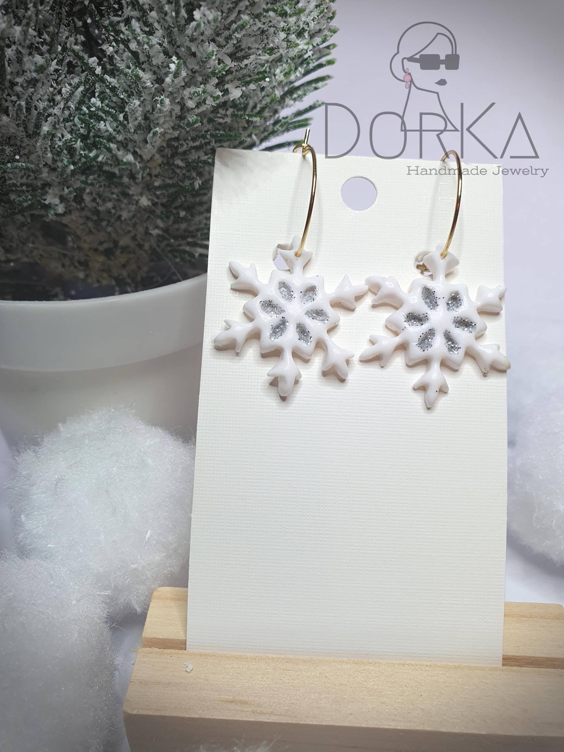 Schneeflocken, Snowflake Hängeohrringe, Weihnachtsohrringe, Christmas Earrings, Handgemachte Ohrringe, Polymerclay Earrings von DorKaJewelryShop