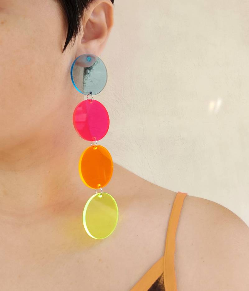 Lange Bunte Ohrringe, Neon Acryl Fluoreszierende Scheibe Klare Regenbogen Festival Multicolor Ohrhänger von DoraKourtesa
