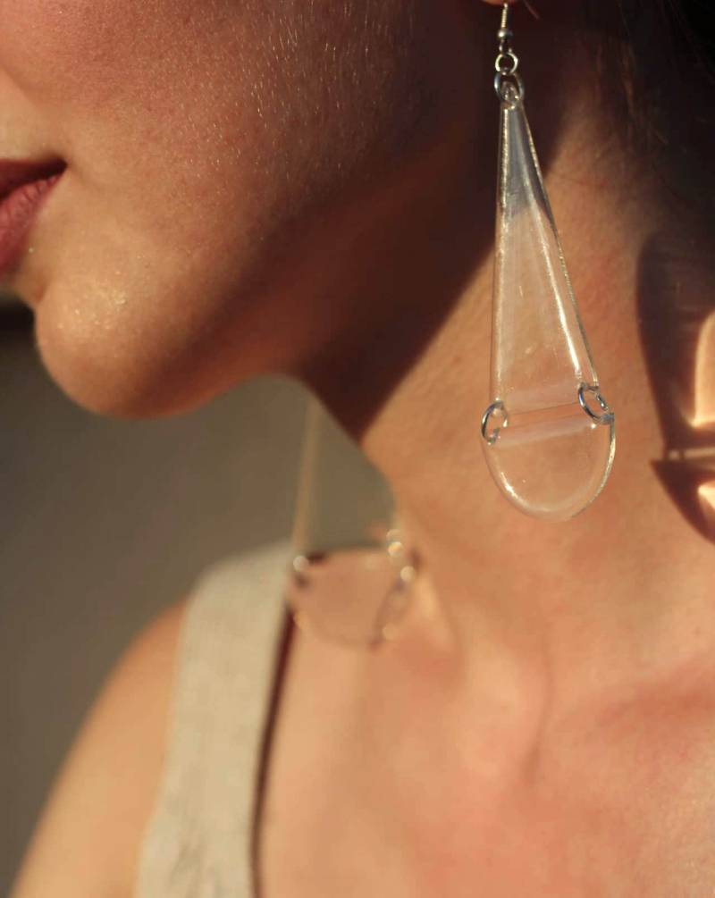 Lange Klare Acryl Ohrringe, Transparente Lucite Statement Moderne Harz Laser Cut Teardrop Ohrringe von DoraKourtesa
