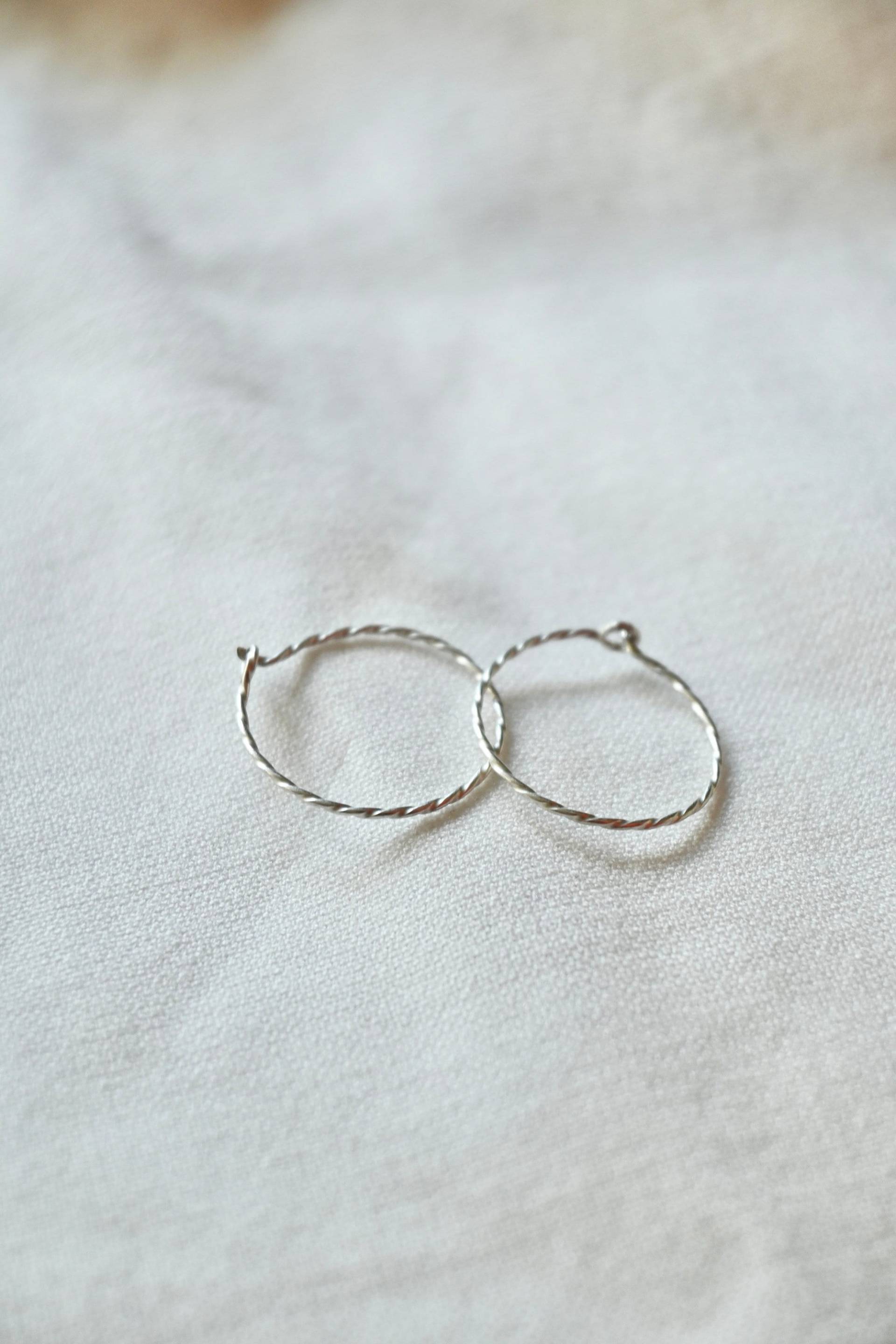 Gedrehte Kreolen Ohrringe in Silber - Change Twisted Hoops von DorahEISENSTEIN