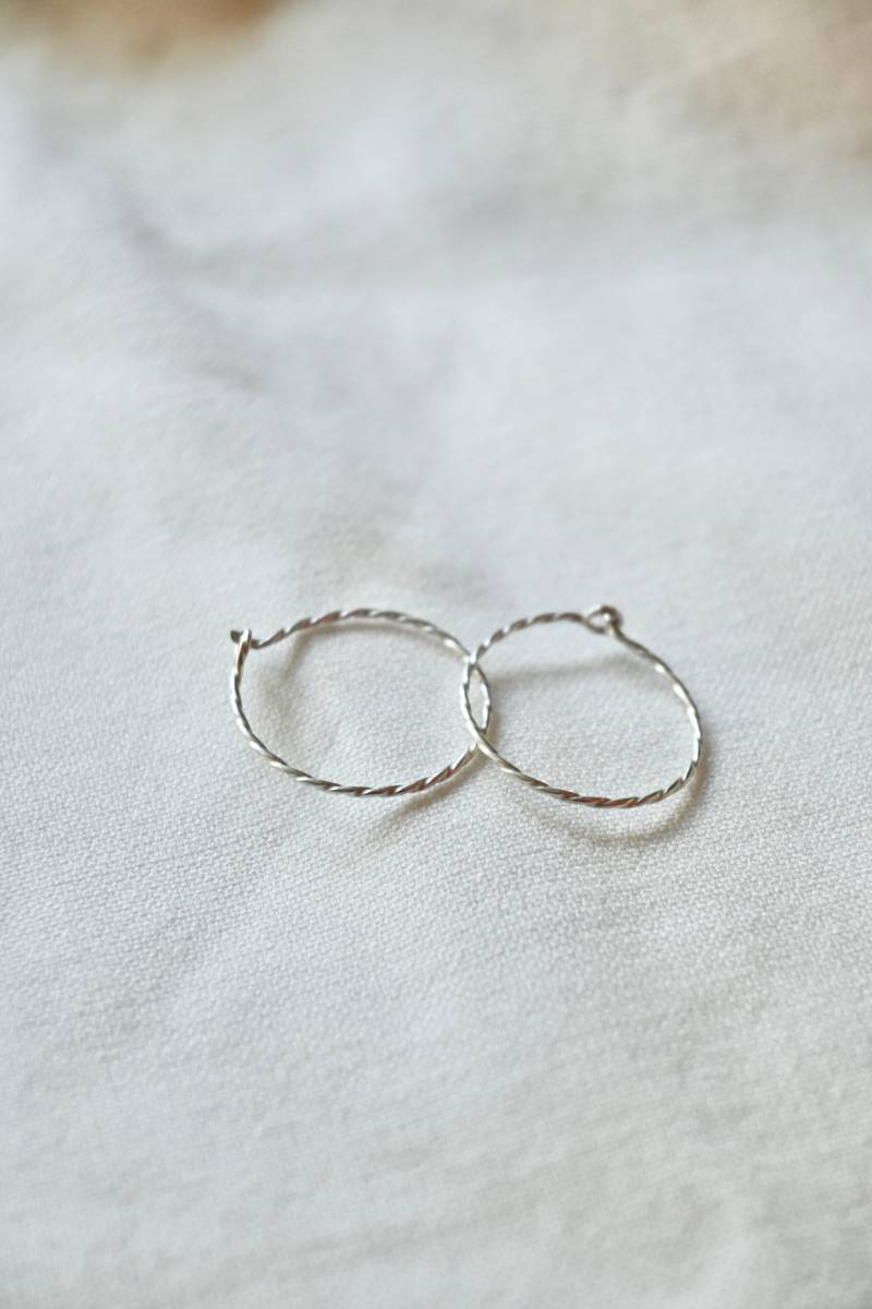 Gedrehte Kreolen Ohrringe in Silber - Change Twisted Hoops von DorahEISENSTEIN