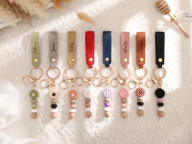 Customizable Name Key Chain, Personalized Daisy Beaded Keyring, Faux Leather Keychain, Flower Girl Gift, Birthday Back To School Gift von DoreenDoris