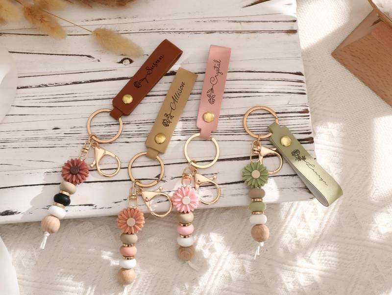 Personalized Daisy Beaded Keyring, Customizable Birth Flower Key Chain, Faux Leather Keychain, Girl Gift, Birthday Back To School Gift von DoreenDoris
