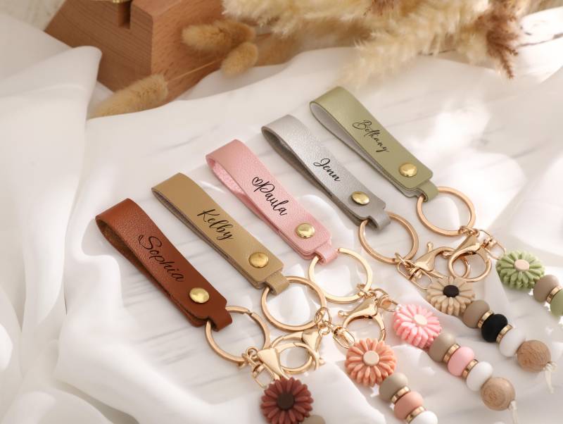 Personalized Daisy Beaded Keyring, Customizable Name Key Chain, Faux Leather Keychain, Flower Girl Gift, Birthday Back To School Gift von DoreenDoris