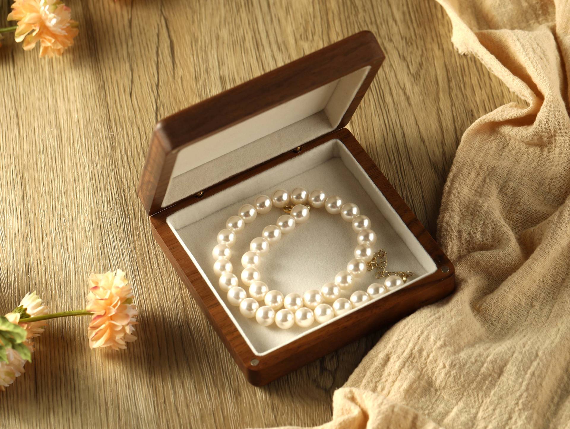 Personalized Wooden Necklace Box, Women's Jewelry Engraved Lettering Anniversary Gift For Her Personalized Wooden Necklace Box, Women's Jewelry Engraved Lettering Anniversary Gift For Her von DoreenDoris