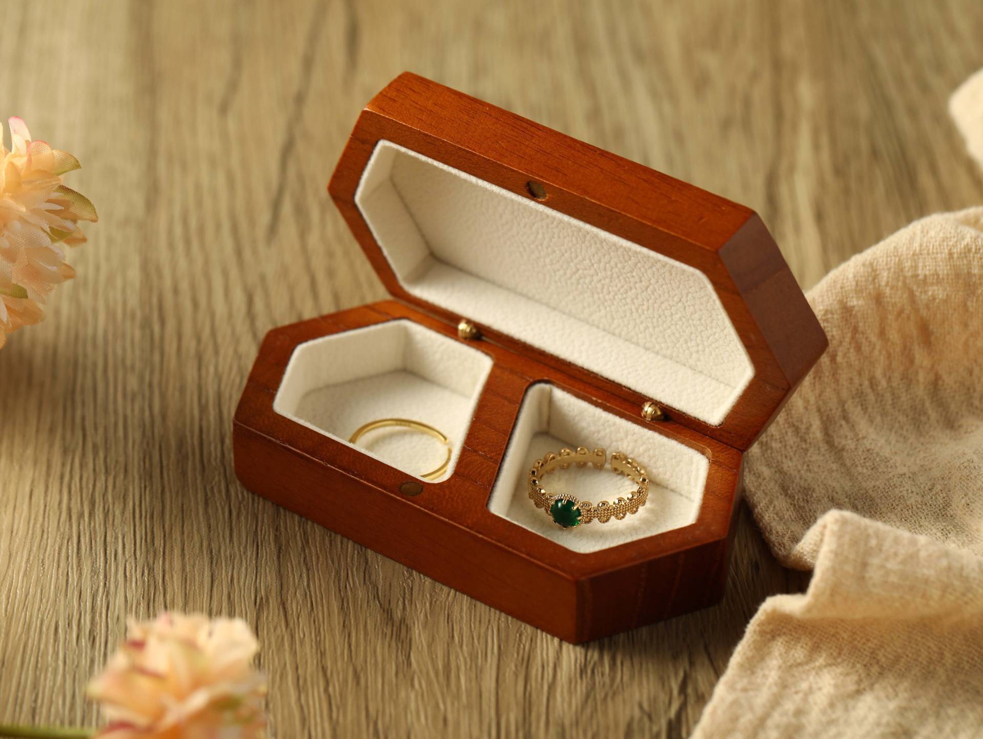 Personalized Wooden Wedding Ring Box, Engagement Hand Engraved Anniversary Gift, Special Gift Personalized Wooden Wedding Ring Box, Engagement Hand Engraved Anniversary Gift, Special Gift von DoreenDoris
