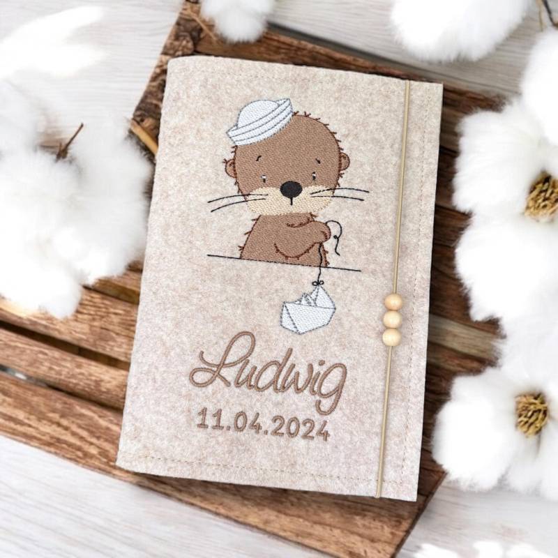 Bestickte U-Heft Hülle Otter Mit Papierboot Filz Umschlag Uheft U-Hefthülle Uhefthülle Personalisiert von DoreensBastelstube