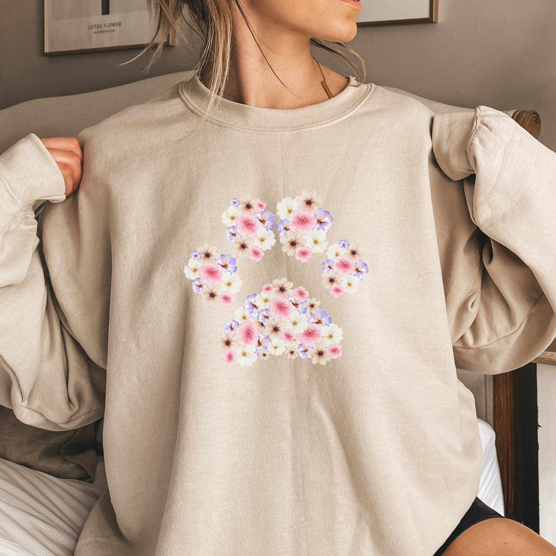 Floral Paw Print Sweatshirt, Cozy Pet Lover Crewneck, Cute Gift For Dog Owners, Spring Style, Perfect Pets & Nature Lovers von Doreensartgalerie